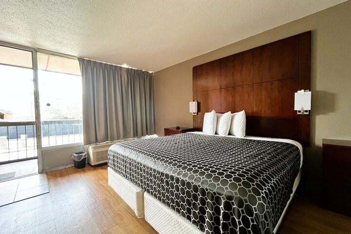 1 King Bed (22 of 29)
