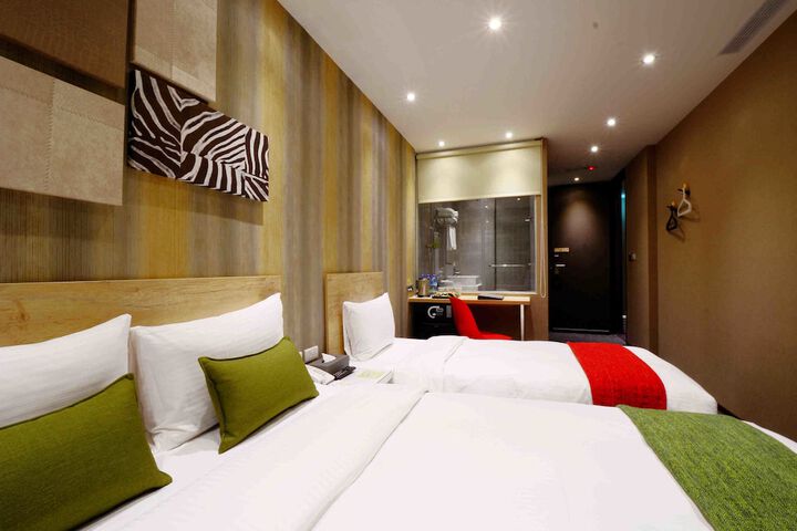 Room 12 of 32