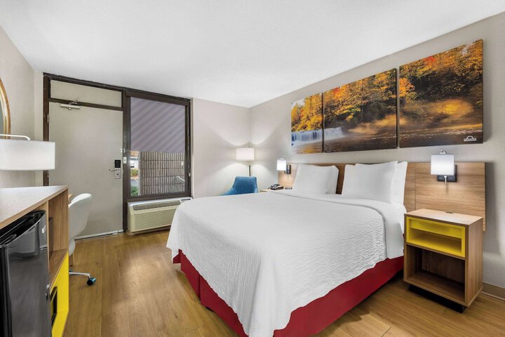 1 Queen Bed (7 of 7)