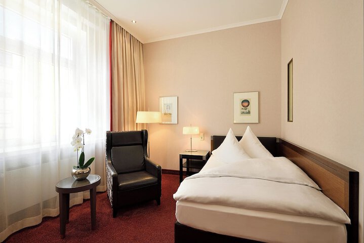 Room 4 of 77