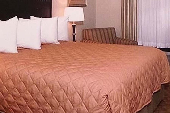 1 King Bed (1 of 6)