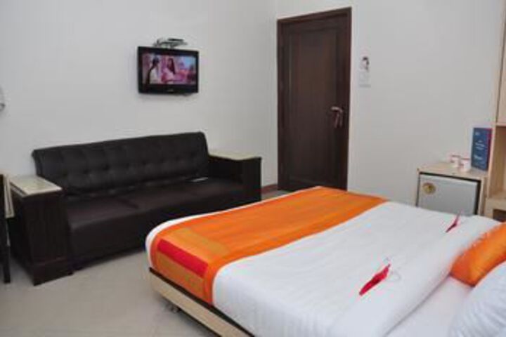 Room 4 of 18