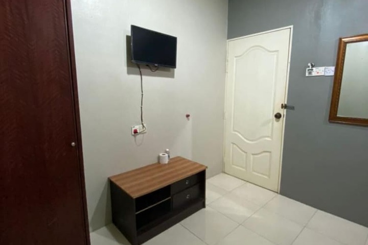 Room 9 of 18