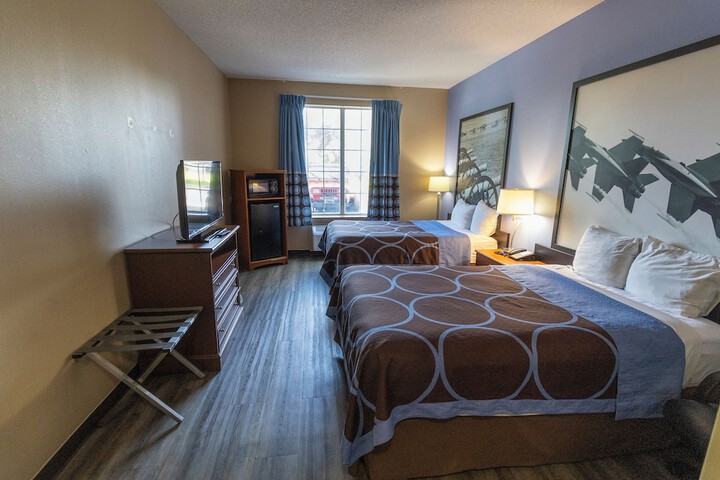 2 Double Beds (1 of 21)