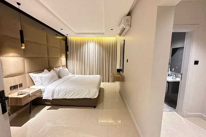 Room 6 of 14