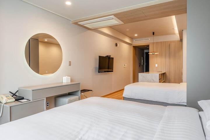 Room 28 of 82