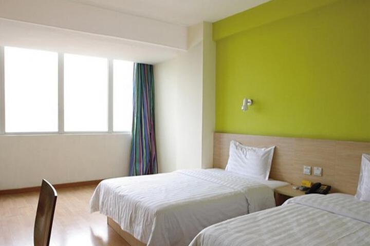 Room 4 of 10