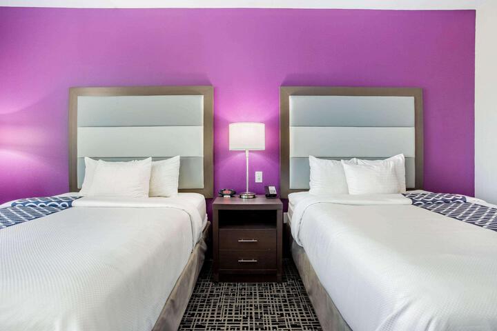 2 Queen Beds Mobility Accessible (6 of 6)