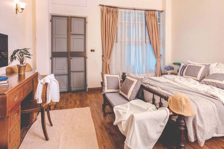 Room 14 of 93