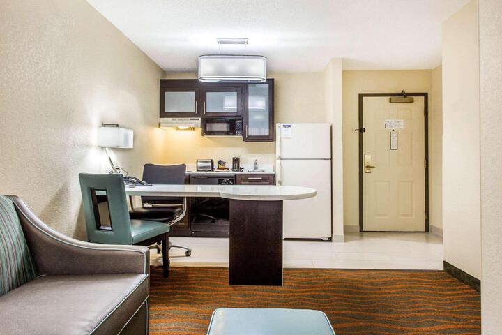 1 Queen Bed Accessible (10 of 13)