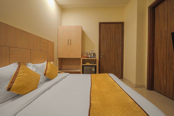 Room 33 of 80
