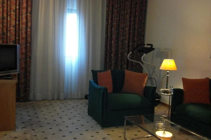 Room 4 of 7