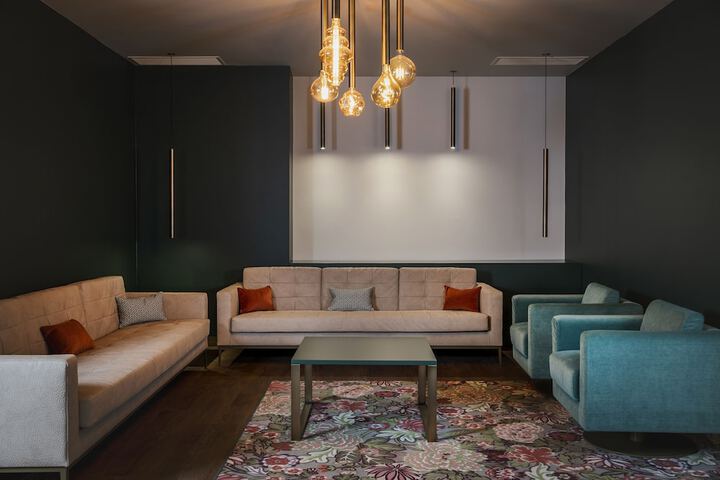 Lounge 35 of 41