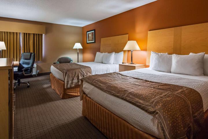 2 Queen Beds (10 of 10)