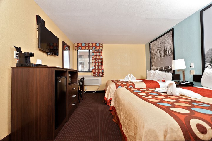 2 Queen Beds Mobility Hearing Accessible Room Roll in Shower (21 of 46)
