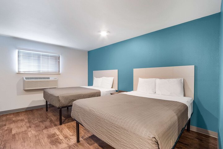 1 Queen Bed (10 of 14)