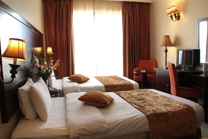 Room 8 of 100
