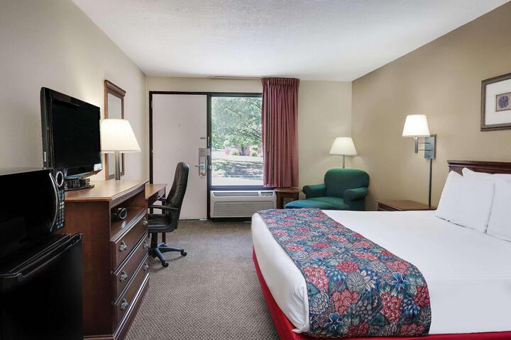 1 Queen Bed Mobility Accessible (22 of 27)