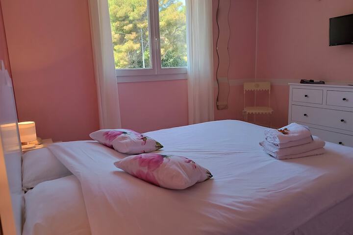 Room 25 of 103