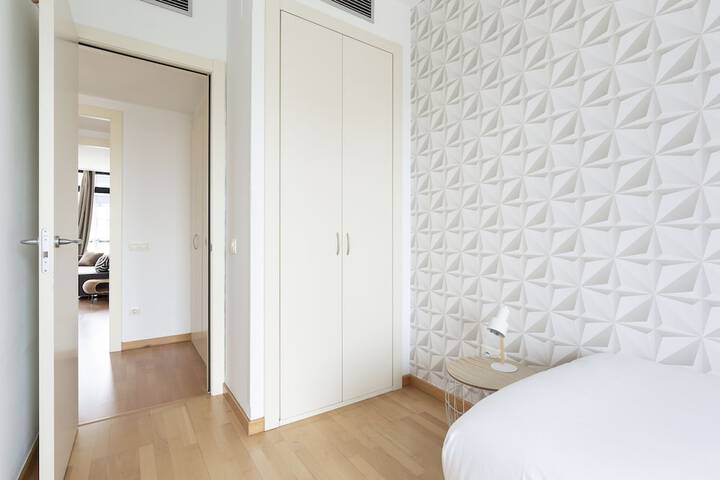 Room 4 of 16