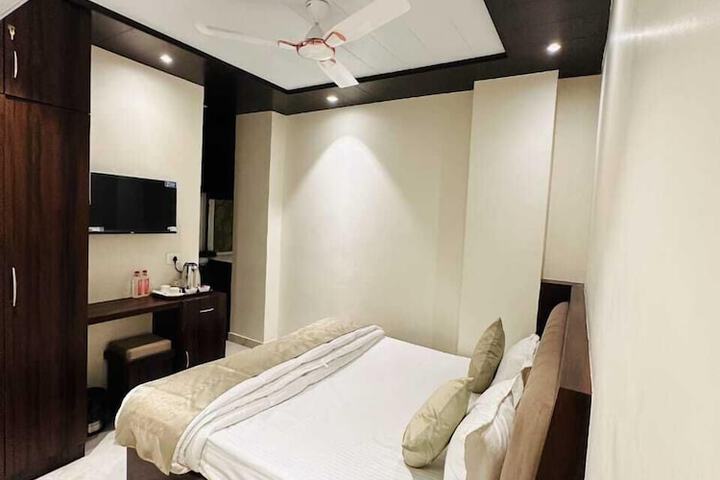 Room 5 of 9