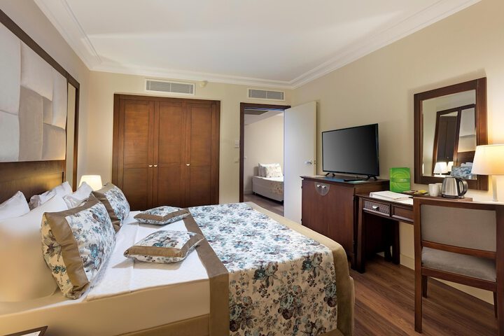 Room 37 of 341