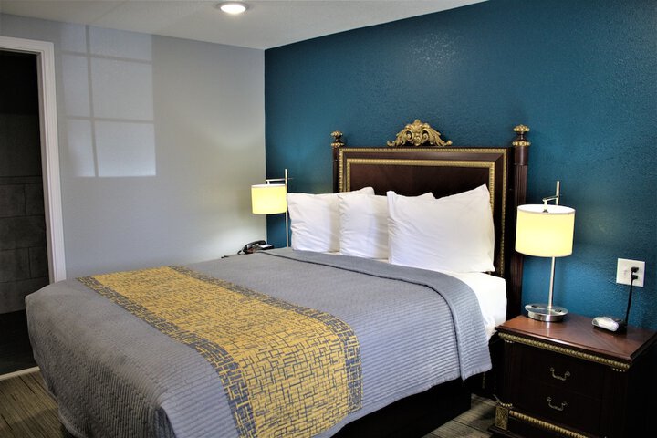 Deluxe Room 1 Queen Bed (8 of 10)