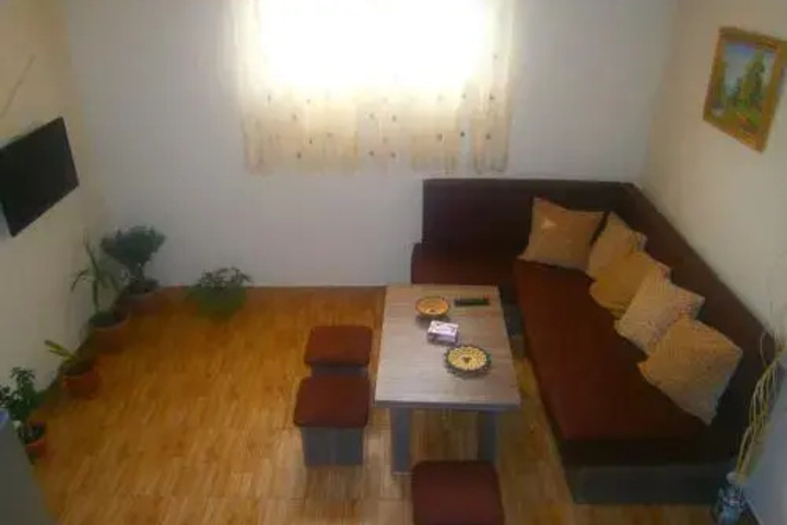 Room 6 of 12