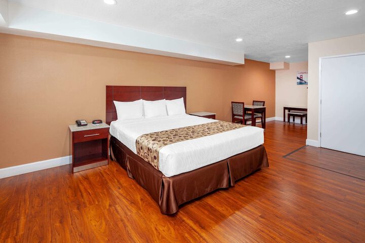 1 Queen Bed (5 of 8)