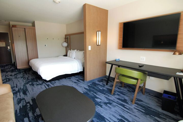 1 King Bed (4 of 5)