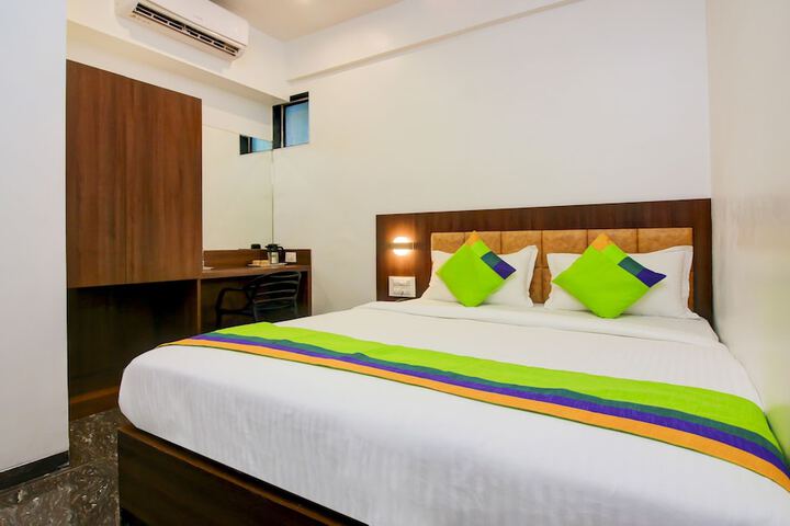 Room 4 of 33