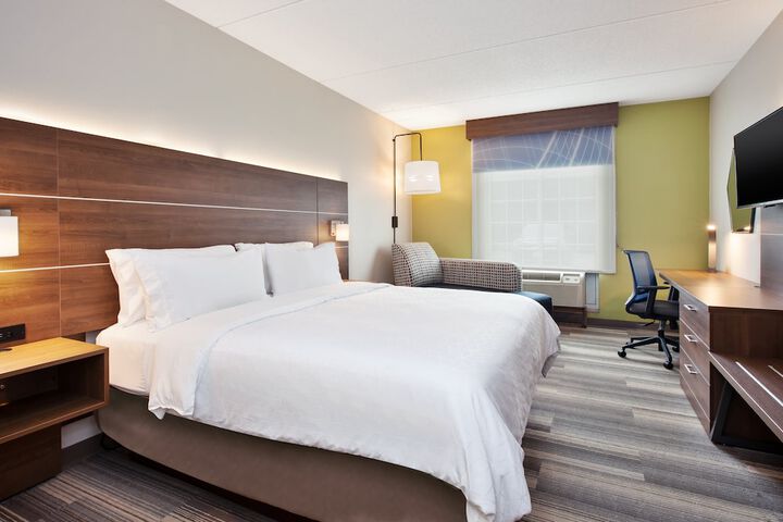1 King Bed Standard Mobility Accessible Tub (6 of 12)
