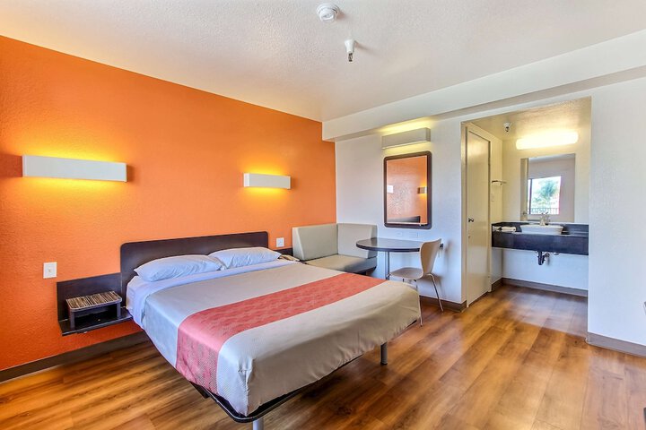 Deluxe Room 1 Queen Bed Refrigerator, Microwave (4 of 8)
