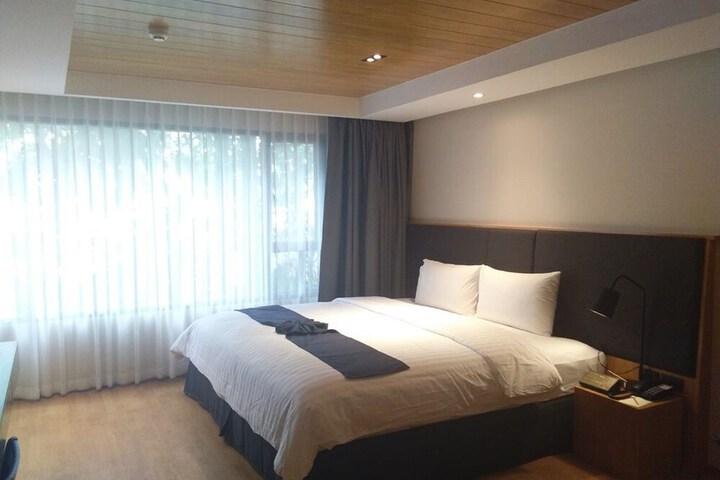Room 32 of 49