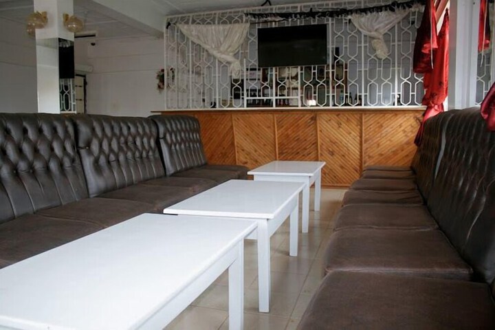 Lounge 25 of 36