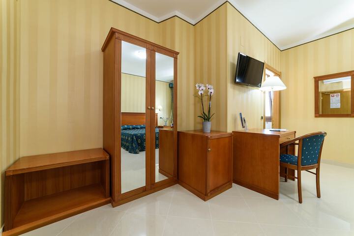 Room 25 of 61