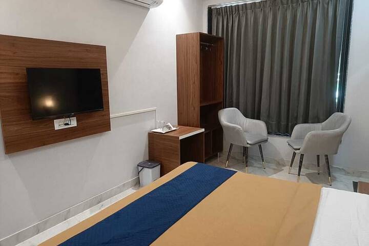 Room 6 of 8
