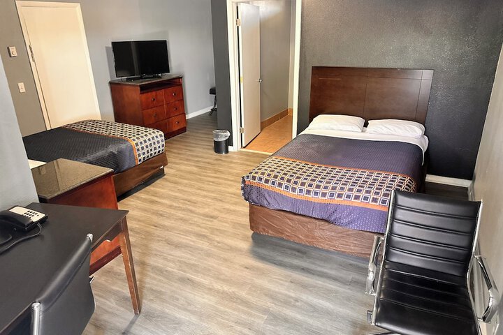 Room 6 of 14