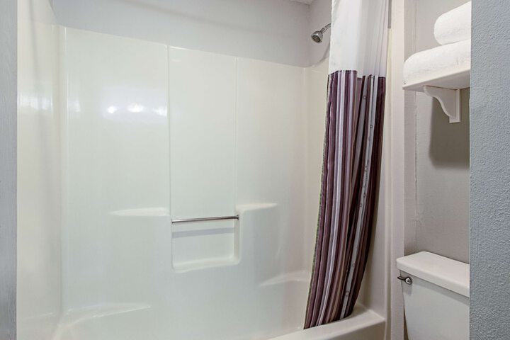 1 King Bed Mobilty Acessible Room Bathtub with Grab Bars (27 of 35)