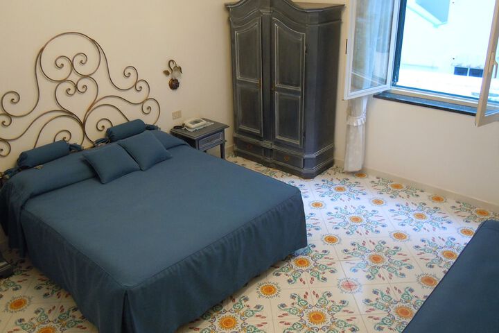Room 3 of 48