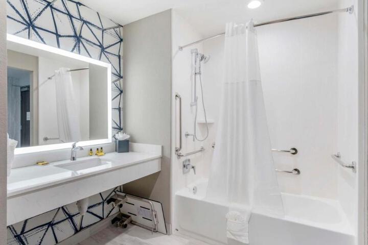 2 Queen Beds Bathtub (10 of 26)