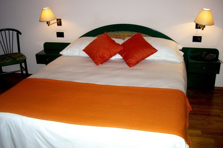 Room 7 of 9