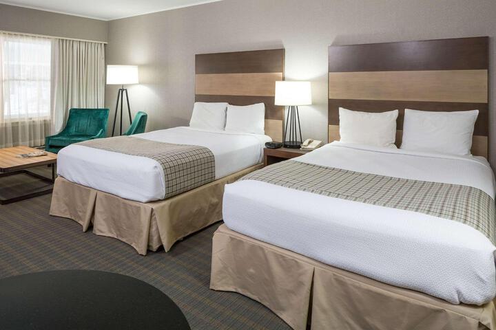 2 Queen Beds (12 of 14)