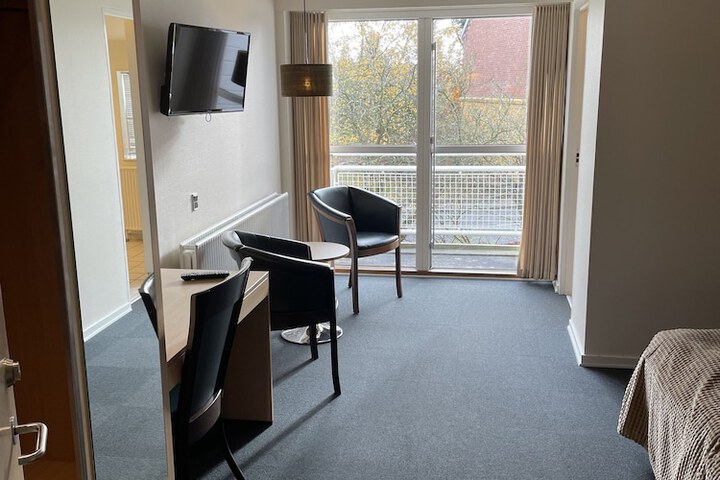 Room 6 of 33