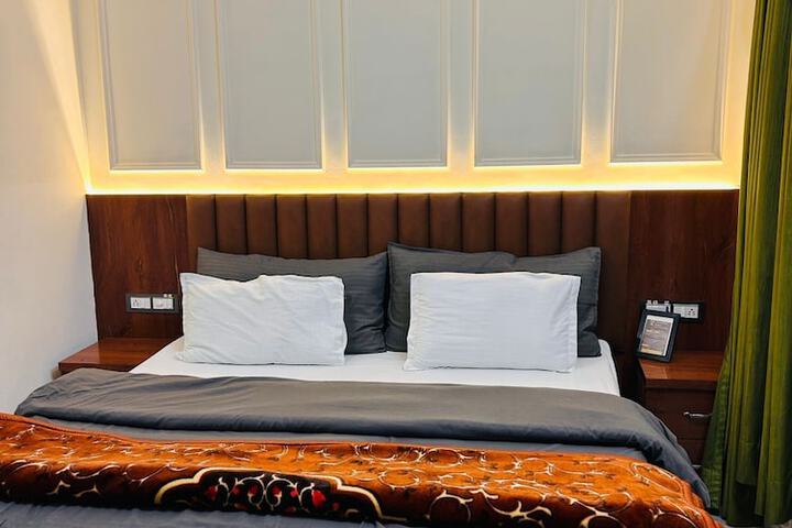 Room 6 of 77