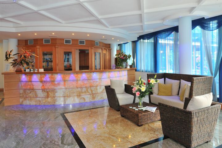 Lounge 38 of 49