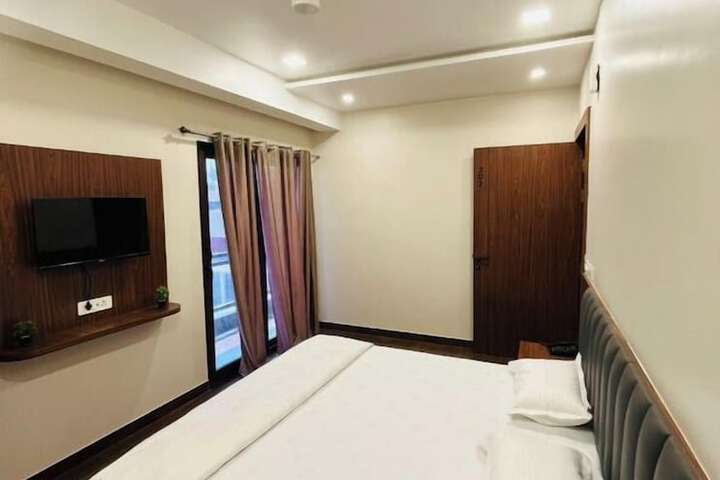 Room 8 of 19
