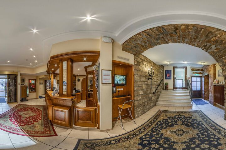Entrance & Lobby