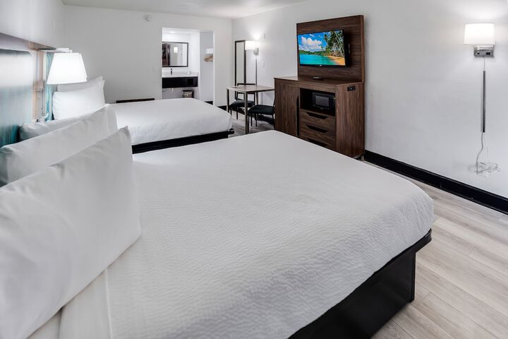 Standard Queen Room 2 Queen Beds Pet Room Only Newly Remodeled (22 of 22)