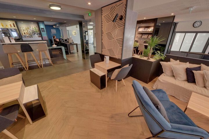 Lounge 52 of 77